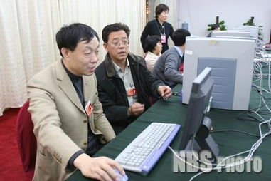 许彦鸿 咨询室里春意浓――两会统计信息咨询服务见闻