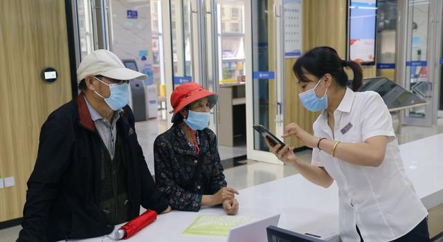 打造现代化服务体系 优化行政服务大厅功能布局与信息咨询效能