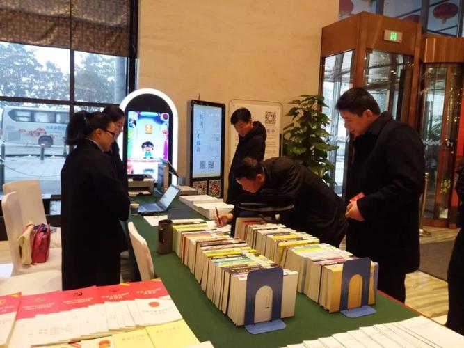 市图书馆首次在两会期间开展信息服务工作